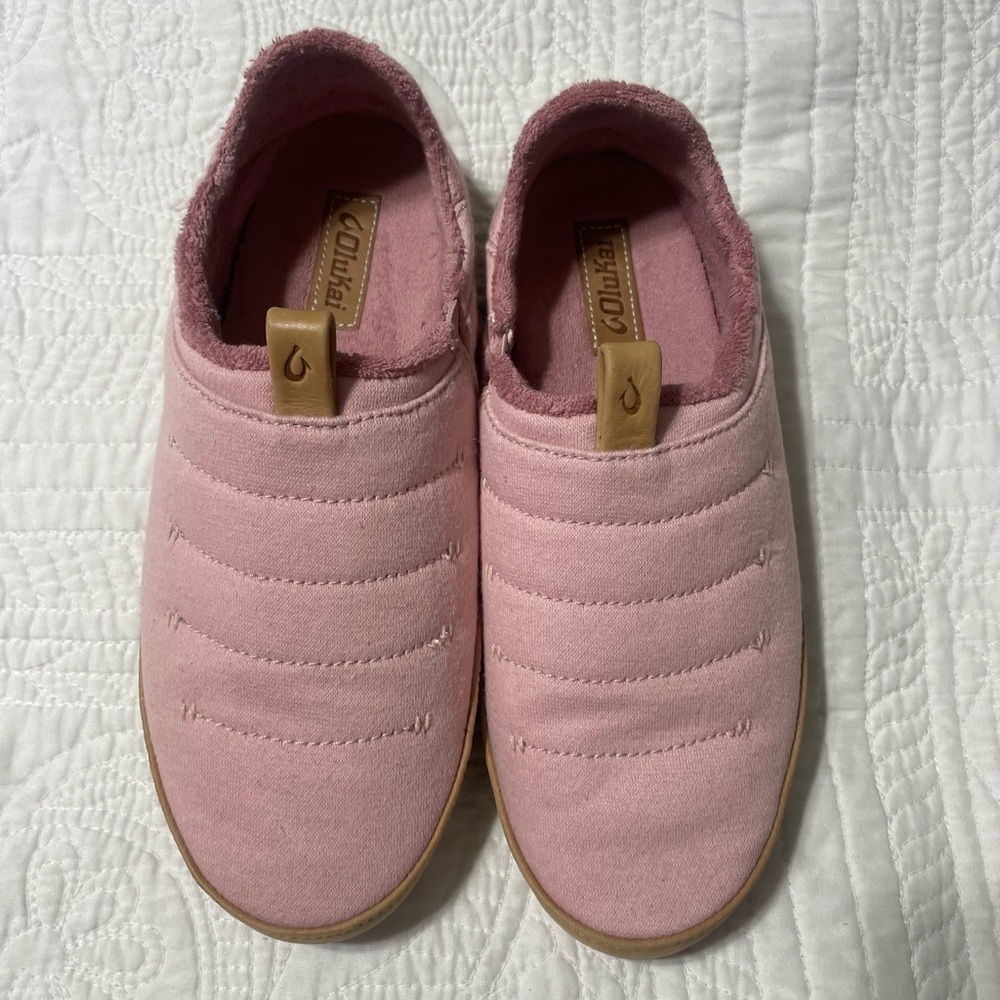 OLUKAI WOMEN'S ROSE SEA SALT & GOLDEN SAND SLIP ON QUILTED SLIPPERS SIZE 8